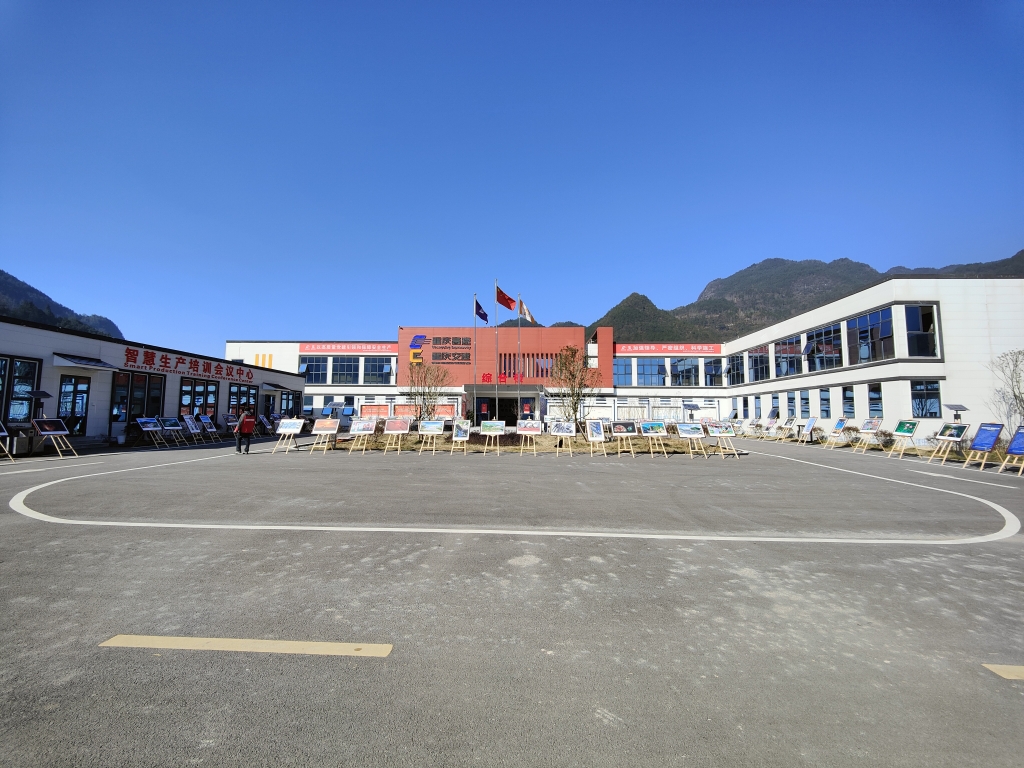 2022��11��14��������YABOѼ����·����ʷ����Ӱչ�����߽����蹤�ء������ƿ���˾��֯���᳹��ʵ���Ķ�ʮ������ �����������ƿ������¾��桪�����ƿ�YABOѼ����ӰѲչ���� (1)